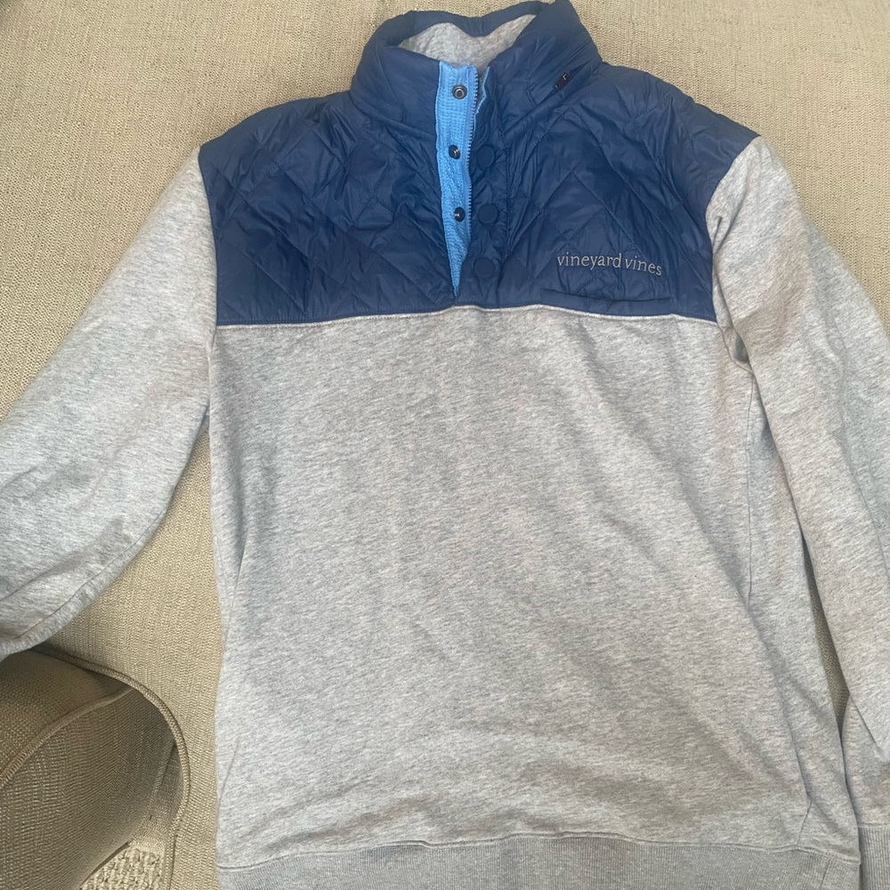 Vineyard Vines mens pullover. Like new. Size small. Grey and blue.